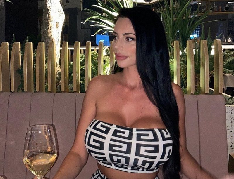 A modelo, que já fez diversas cirurgias, se arrependeu das próteses de silicone nos seios e quer reduzi-las (Foto: Divulgação/ Instagram)