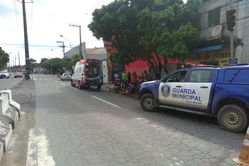 Pedestre ficou caído próximo ao meio fio após ser atropelado por carro de passeio. (Foto: Divulgação)