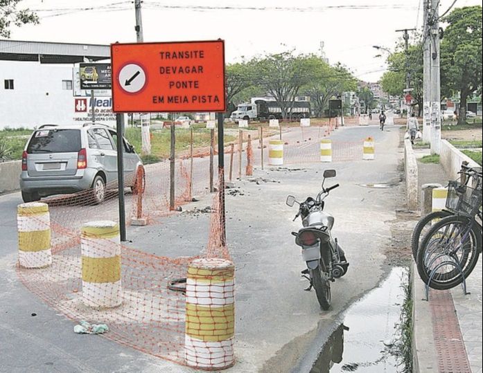 Desvio colocado na ponte da principal avenida do bairro Cobilândia (Foto: Leone Iglesias/AT)