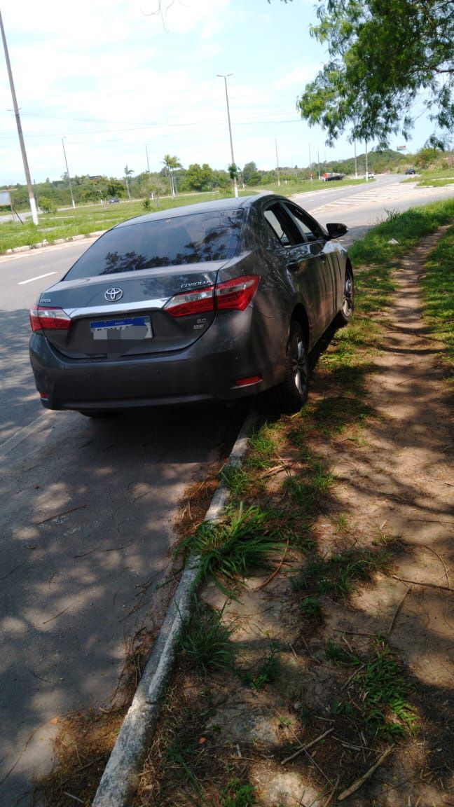 Dois bandidos, um deles armado, abordaram a mulher na garagem e levaram o carro dela (Foto: Divulgação)