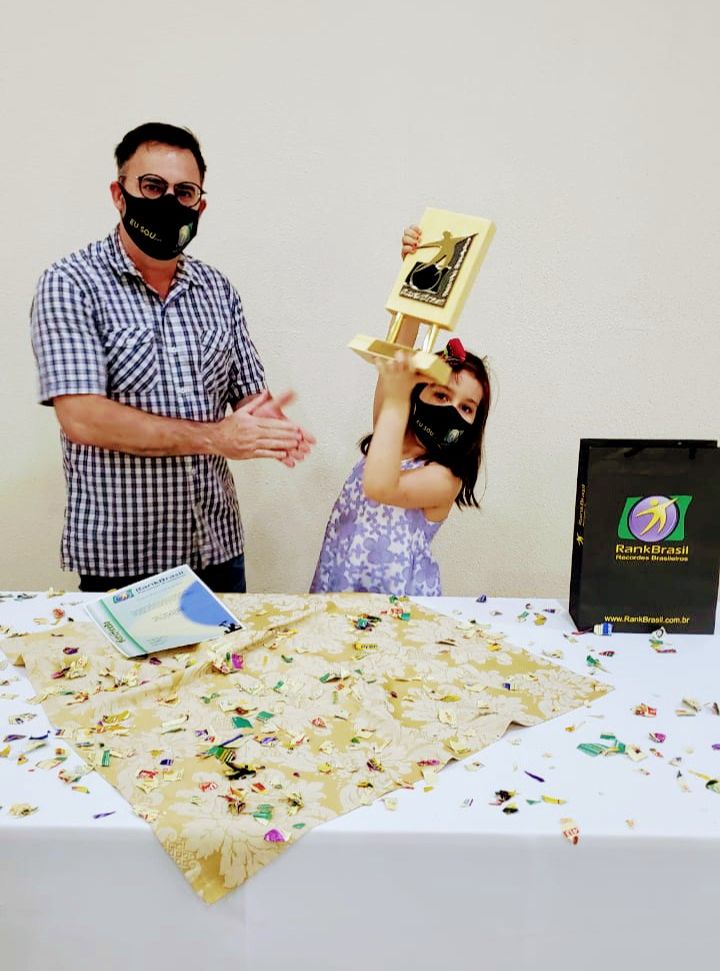 Elisa Traba recebe troféu e certificado de baterista mais jovem do Brasil do diretor/presidente da Rankbrasil Luciano Cadari. (Foto: Acervo da família)