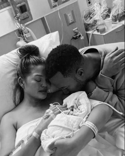 Bebê de Legend morreu em outubro (Foto: Reprodução/ Instagram @chrissyteigen)