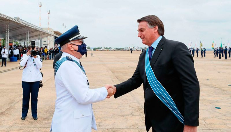 Bolsonaro cumprimenta oficial no Dia do Aviador (Foto: Isac Nóbrega/PR)