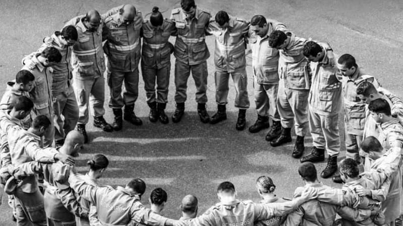 Bombeiros fizeram homenagem nas redes sociais ao menino morto em incêndio na Praia do Canto (Foto: Reprodução/Instagram)