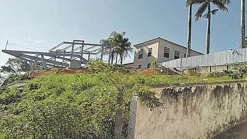Estrutura metálica sendo erguida ao lado do Santuário de São José de Anchieta (Foto: Guilherme Heinisch Gomes)