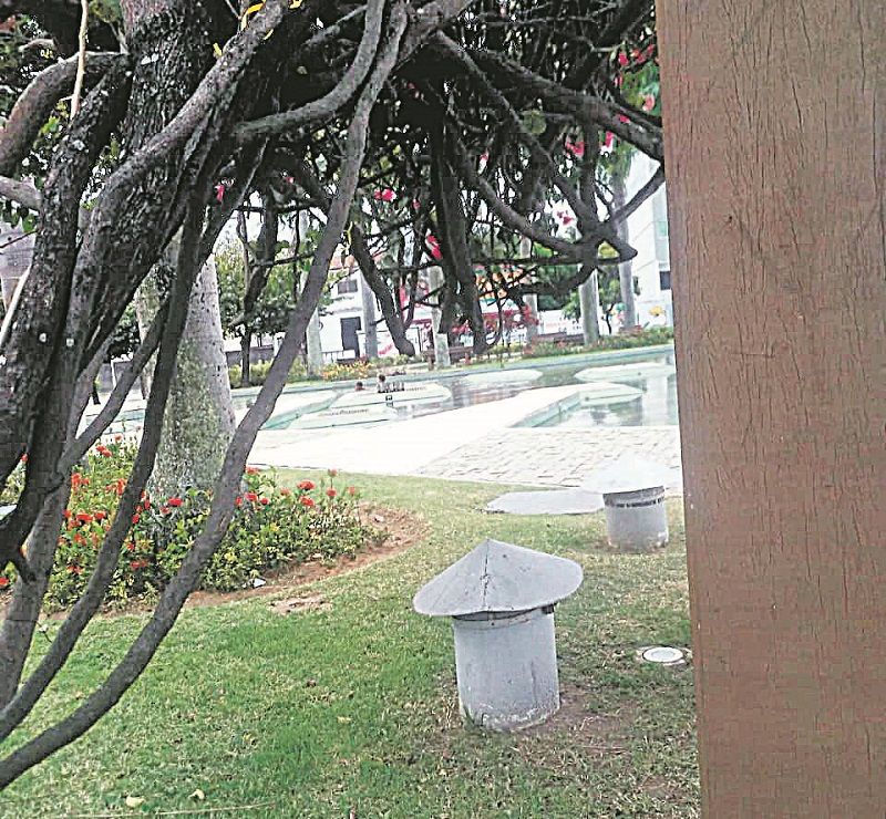 Lago de chafariz vira piscina em Laranjeiras. (Foto: Sérgio Pimentel Bulhões)