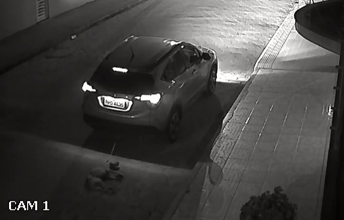 Cachorro é arrastado por carro em Jaguaré, no Norte do Estado. (Foto: Reprodução/videomonitoramento)