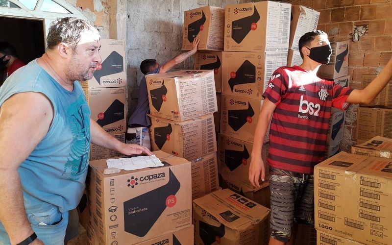 Um caminhoneiro de Santa Catarina acabou caindo no golpe do uniforme falso no Espírito Santo, durante a entrega de uma carga de descartáveis plásticos no valor de R$ 50 mil reais (Foto: Divulgação)