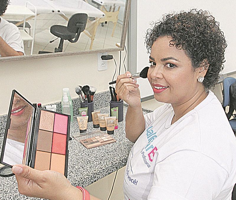 Carol Borges é professora de Maquiagem: curso dá chances de trabalho (Foto: Leone Iglesias/AT)