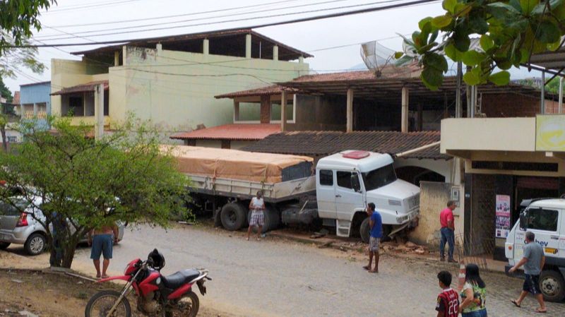 Carreta desgovernada destrói muro de casa em Cachoeiro (Foto: Divulgação)