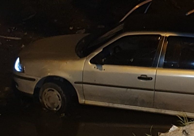Veículo caiu dentro do valão após motorista ser alvejado. (Foto: Internauta)