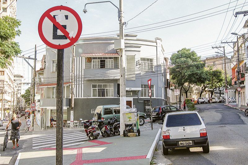 Carro estacionado em local proibido: motorista somente vai ter carteira suspensa se chegar aos 40 pontos (Foto: Beto Morais / AT - 31/01/20)