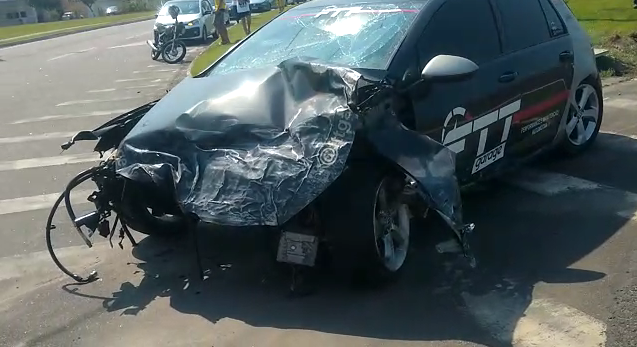 Carro que se envolveu no acidente e teve o motor arremessado (Foto: Divulgação)