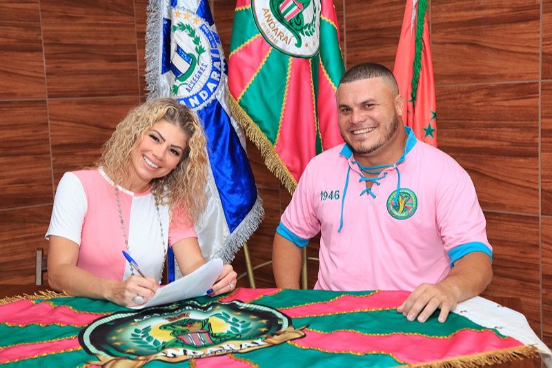 Cátia e o presidente da Escola, Thiago Bandeira (Foto: Ronaldo Cobra)