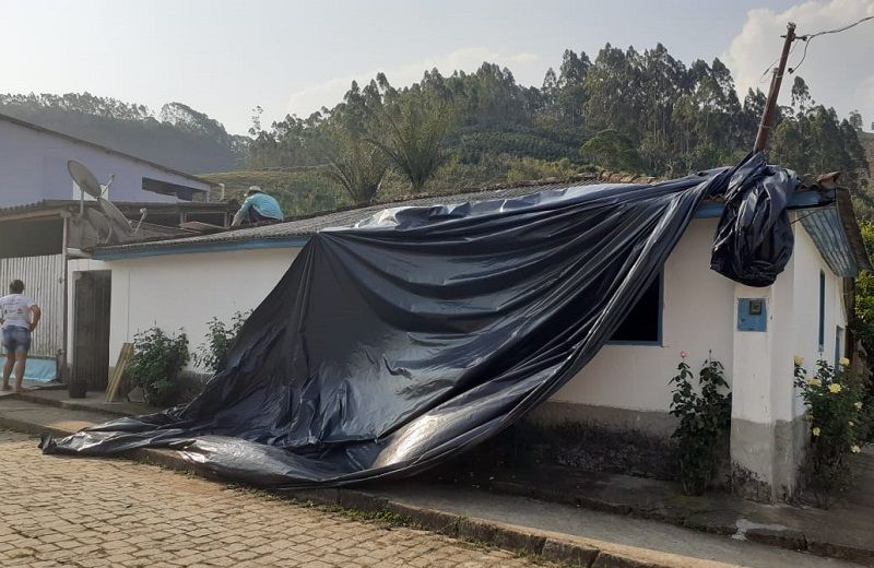 Cerca de 170 casas ficaram sem telhas no distrito de Mundo Novo (Foto: Divulgação/ Prefeitura de Dores do Rio Preto)