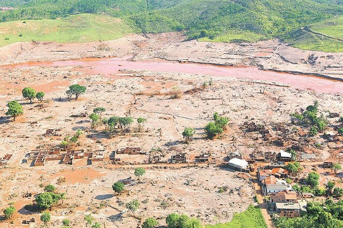 Rompimento da barragem: destruição de Minas Gerais ao Espírito Santo (Foto: Arquivo/AT)