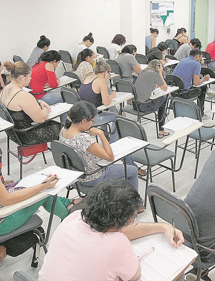 Candidatos durante prova: adiamento em Guarapari por conta da pandemia (Foto: CRISTINO MARTINS / AG. PARÁ)