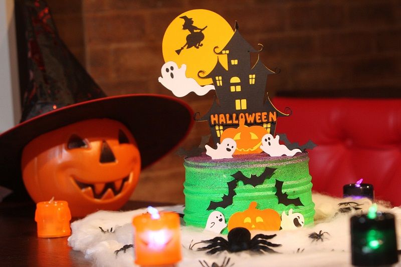 Fantasmas, aranhas, morcegos e abóboras decoram cupcakes e bolos. (Foto: Beto Morais/AT)