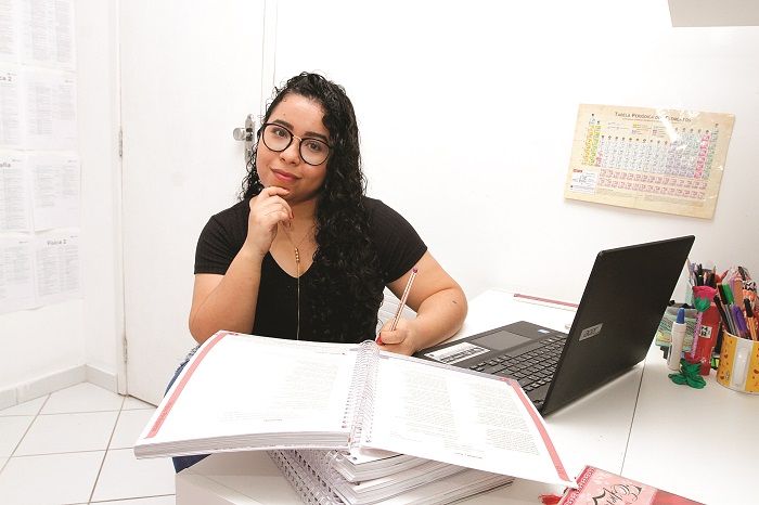Daiane Oliveira vai tentar vaga no curso de Medicina e está com dúvidas em questões de Química e História (Foto: Fabio Nunes/AT)