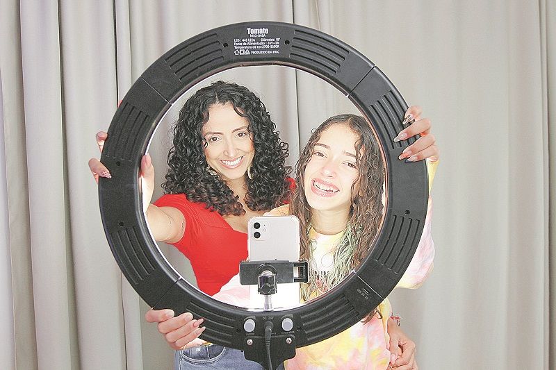 Dayana Souza/atGrasiela e a filha Vitória Costa: vídeos ficam muito melhores com ring light (Foto: Dayana Souza/AT)