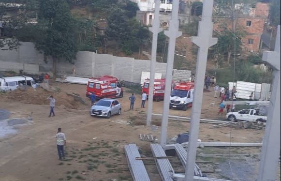 Corpo de Bombeiros e Samu socorreram as vítimas de desabamento em Nova Valverde, Cariacica. (Foto: Wellington Muniz)