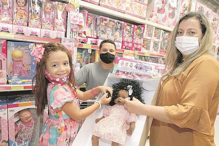 Hailton levou a filha Alice para escolher o mimo, com a psicóloga Rosana (Foto: Kadidja Fernandes/AT)