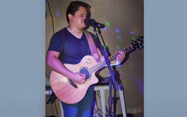 A arma foi disparada por um amigo da família do artista (Foto: Reprodução/Facebook)