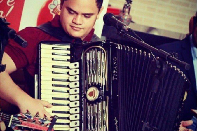 Diego Souza Sá, de 29 anos era cantor sertanejo e sanfoneiro (Foto: Reprodução/Facebook)