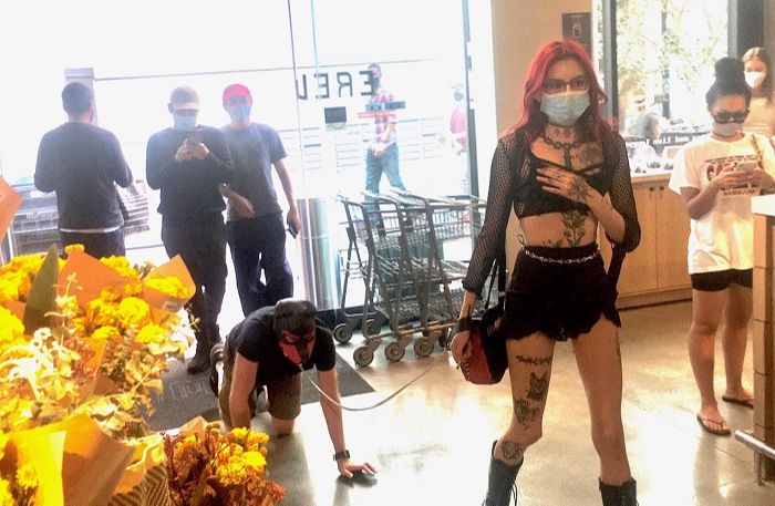 Dominatrix leva homem na coleira em mercado (Foto: Twitter @paultao)
