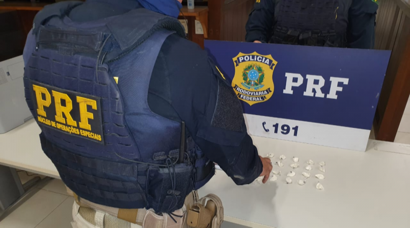 Droga estava escondida em uma meia (Foto: Divulgação / PRF)