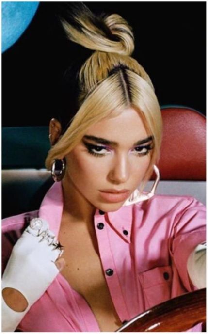 Dua Lipa optou por visual ousado. (Foto: Divulgação)