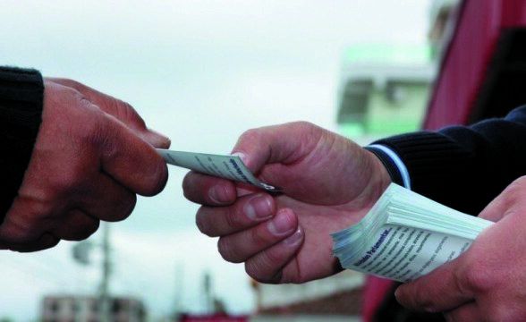 A nota técnica também não recomenda a distribuição de material impresso, os santinhos, e pede para evitar contato físico como aperto de mão, abraços e beijos. (Foto: Arquivo/jornal A Tribuna)