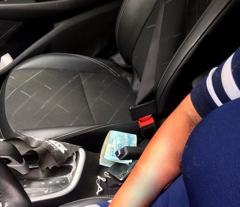 Empresária foi presa em flagrante dentro de carro quando recebeu dinheiro de idoso (Foto: Divulgação/Sesp)