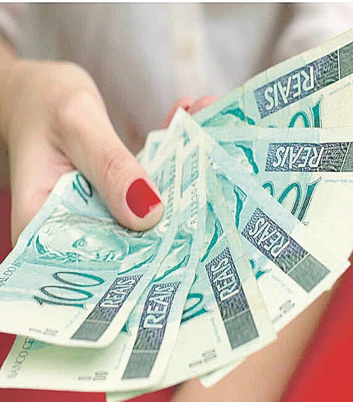 Dinheiro na mão: auxílio (Foto: Divulgação)