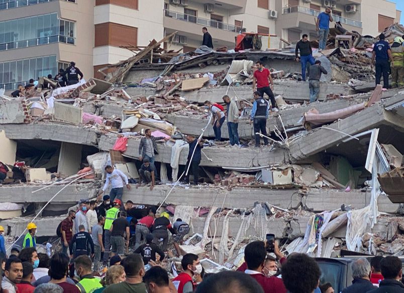 Equipes de resgate e moradores procuram por vítimas nos escombros de um prédio (Foto: Ismail Gokmen / Associated Press / Agência Estado)