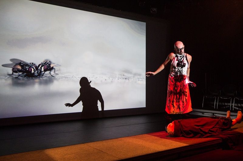 O capixaba Marcelo Ferreira provoca reflexões na peça que mescla teatro, audiovisual e figurino pós-apocalíptico. (Foto: Jussara Martins)