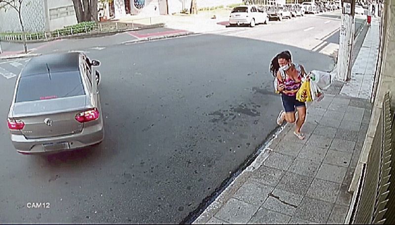 Estudante dá “cavalo de pau” na região do Parque Moscoso, em Vitória, e assusta pedestre (Foto: Reprodução de vídeo)