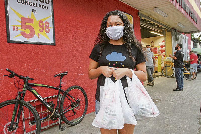 Estudante Dayanna Santana também não está satisfeita com os preços (Foto: Dayana Souza / AT)