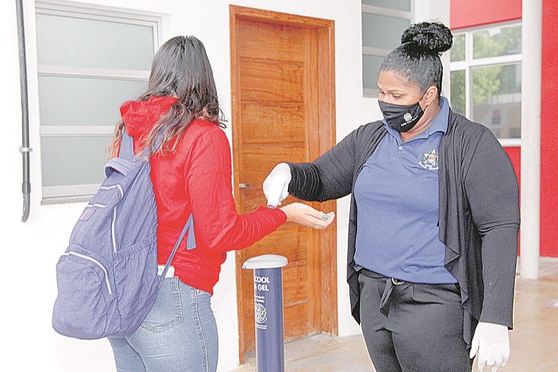 Estudantes da rede pública estadual foram recebidos no primeiro dia de aula presencial com álcool em gel e análise da temperatura do corpo. (Foto: Beto Morais/AT)