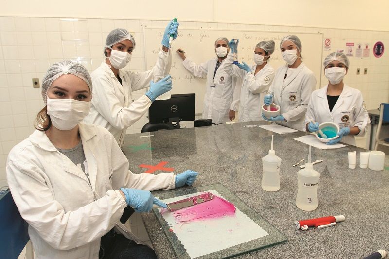 Estudantes de Farmácia da UVV se destacaram na nota (Foto: Leone Iglesias/AT)