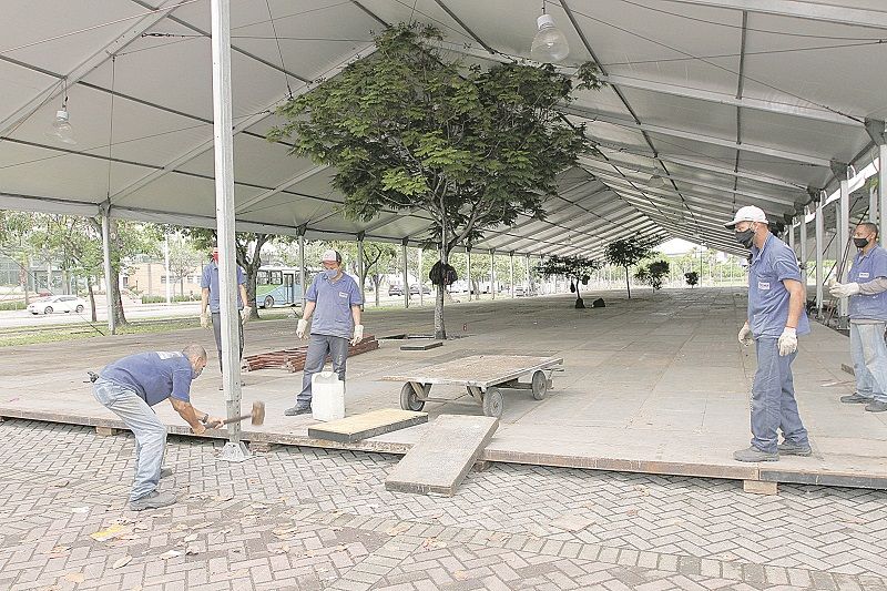 Funcionários preparam espaço onde será realizado o evento, entre os dias 6 e 14 do próximo mês, em Vitória (Foto: Dayana Souza/ AT)