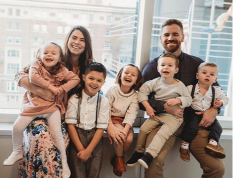 Maxine e Jacob Young com alguns dos filhos (Foto: Reprodução/Instagram)