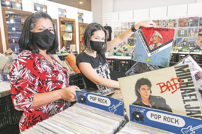 Pais apresentam aos filhos itens que fizeram parte da sua infância e juventude, como fax, disquete, disco de vinil e telefone de disco (Foto: Dayana Souza/ AT)