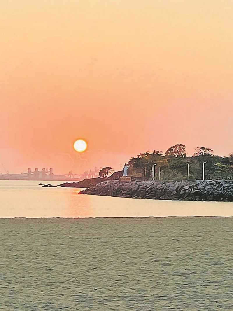 Flagrante do amanhecer junto ao píer de Iemajá, na Praia de Camburi, Vitória (Foto: Luana Amorim)