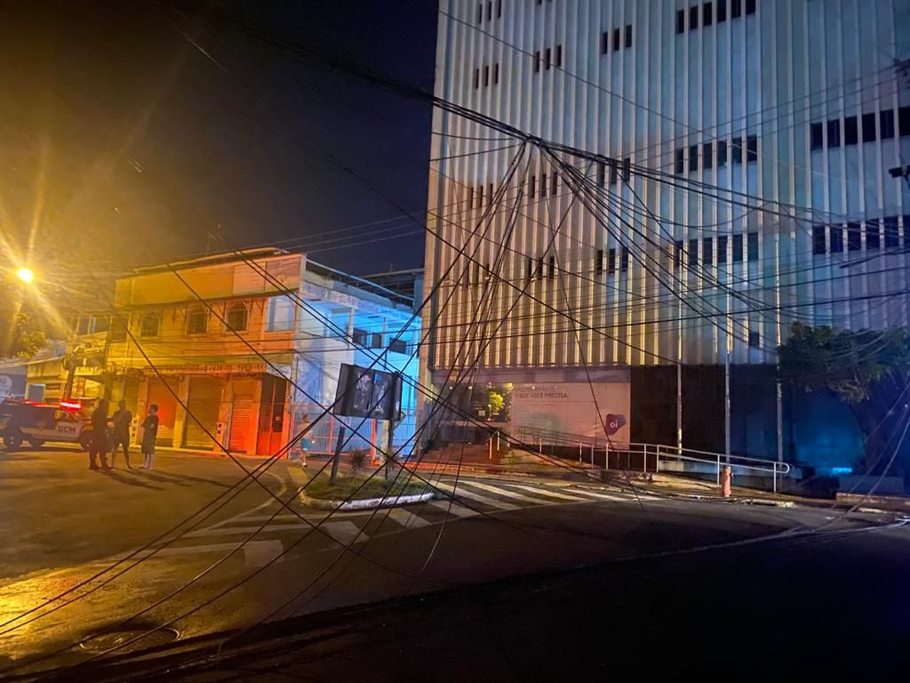 Um curto circuito em um poste na noite de quarta-feira (28) na rua Dona Joana, Centro de Cachoeiro de Itapemirim (Foto: Enviada por WhatsApp)