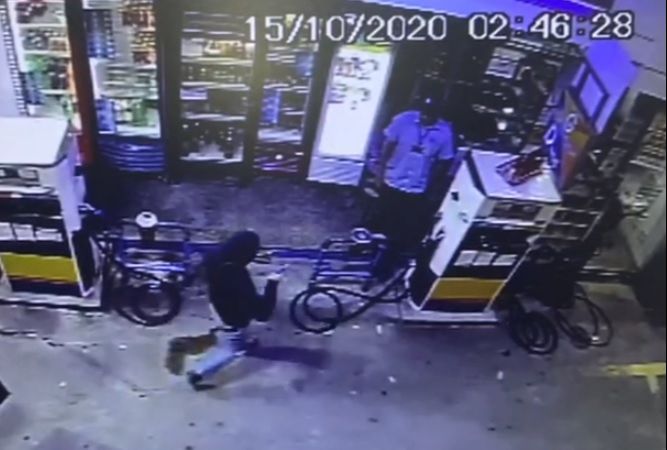 Frentista é morto a tiros durante assalto em Cachoeiro. (Foto: Reprodução/Videomonitoramento)