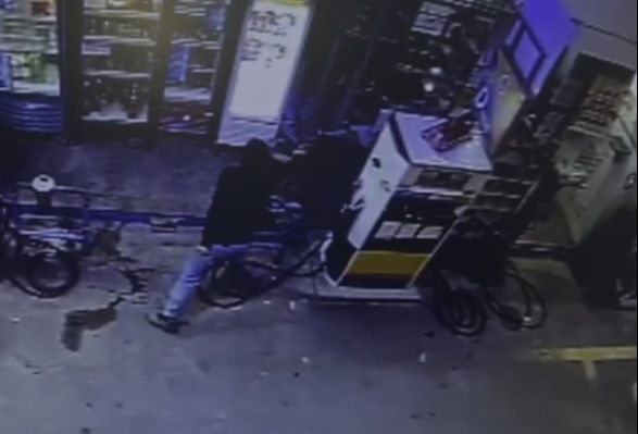 Bandido continuou atirando mesmo depois que o frentista já estava caído no chão. (Foto: Reprodução/Videomonitoramento)