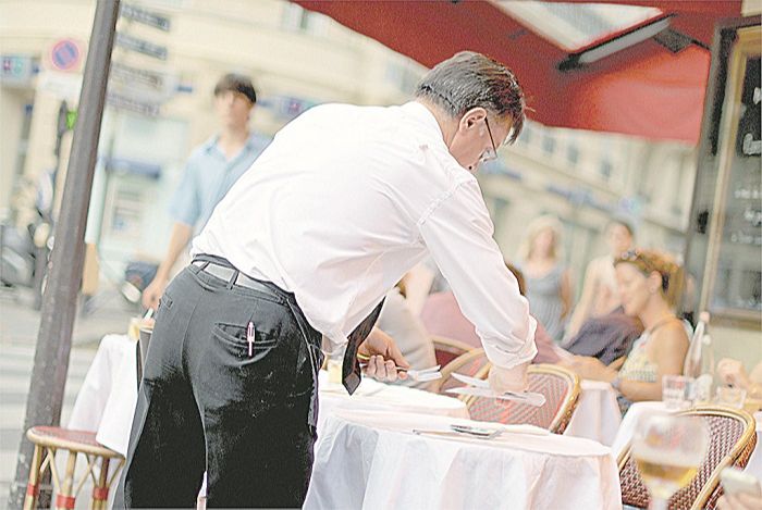 Garçom está entre os profissionais que vão ser procurados pelas empresas com o fim do período mais crítico da crise causada pelo coronavírus (Foto: Divulgação)