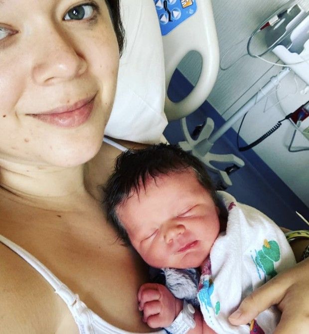 A professora e mãe Laura Thompson, de 31 anos, deu a luz enquanto dormia (Foto: Reprodução/Instagram)