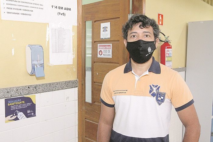 Gilson da Silva Santos, coordenador de escola da rede estadual, conta que instituição já adquiriu nove câmeras para transmissões de aulas ao vivo (Foto: Beto Morais/AT)